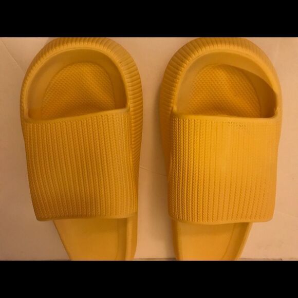 Lightweight Rubber Slip On Sandal - Picture 3 of 6